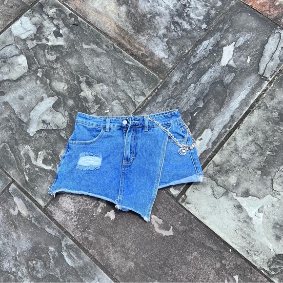 Shein | Raw Hem Ripped Chain Detail Denim Skort | Size 4 - Picture 6 of 8
